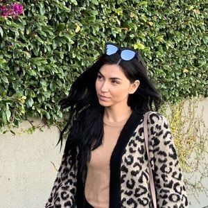 Meet your Posher, Dee